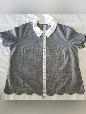 Monteau Gray With White collar And Tulip Hem Ladies Short Sleeve Shirt Size LG